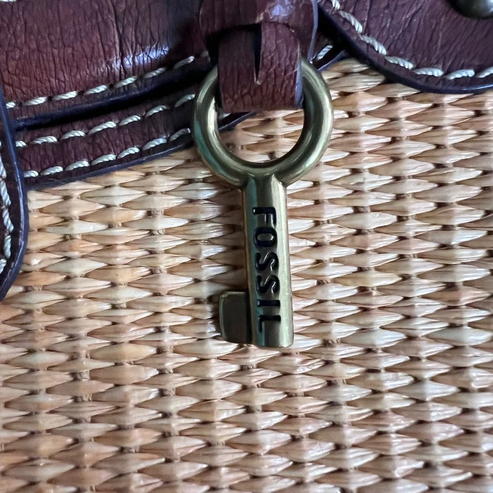 🤎✨ Fossil Woven Straw & Leather Satchel 👜🌾 Key Charm • Crossbody Strap